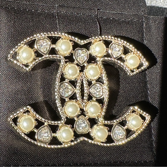 2022S CHANEL LARGE RUNWAY GOLD CC LOGO PEARLS CRYSTALS BROOCH PIN NEW - Picture 4 of 16
